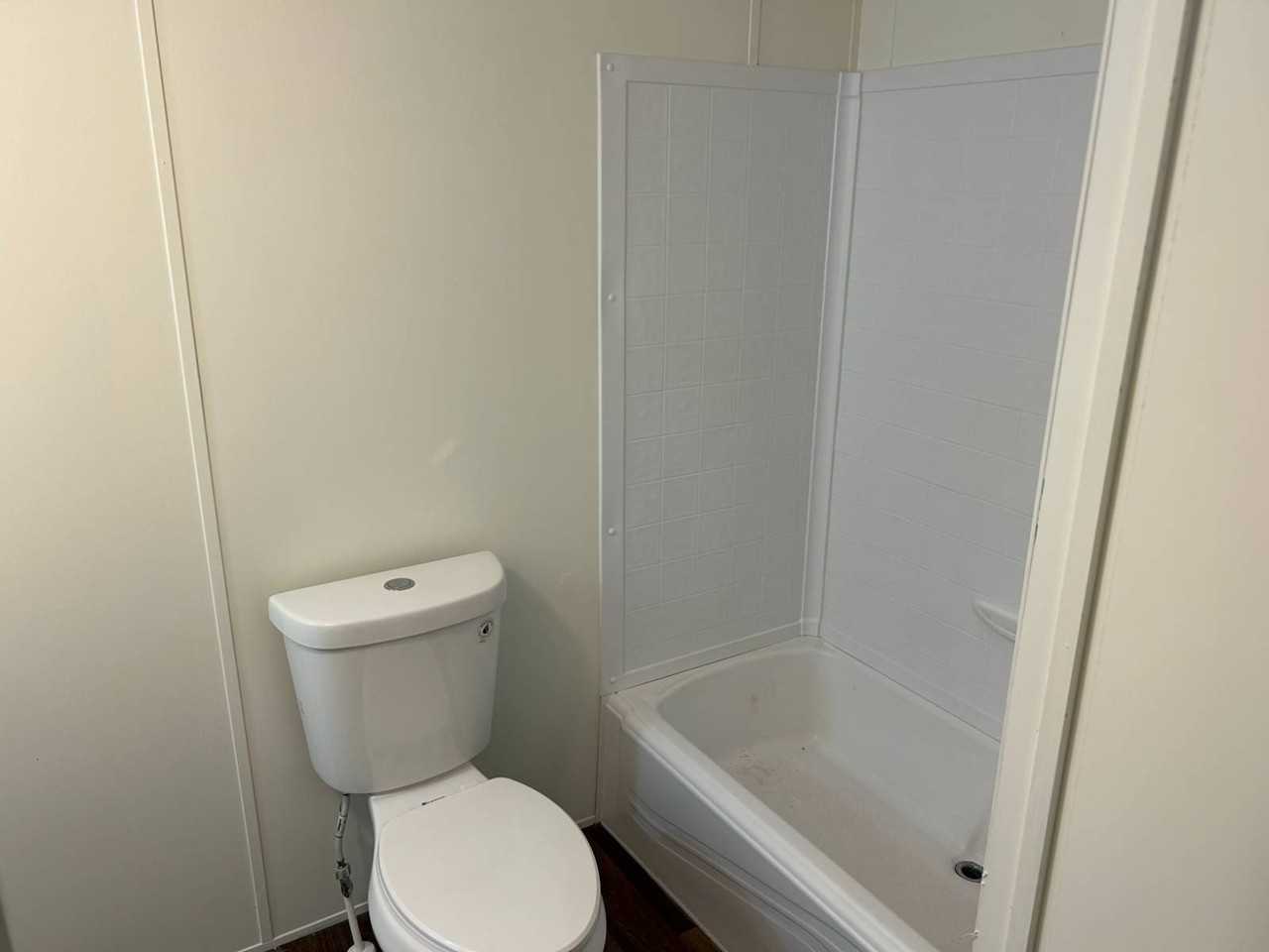 1048 Victoria St - Photo 5 of 11