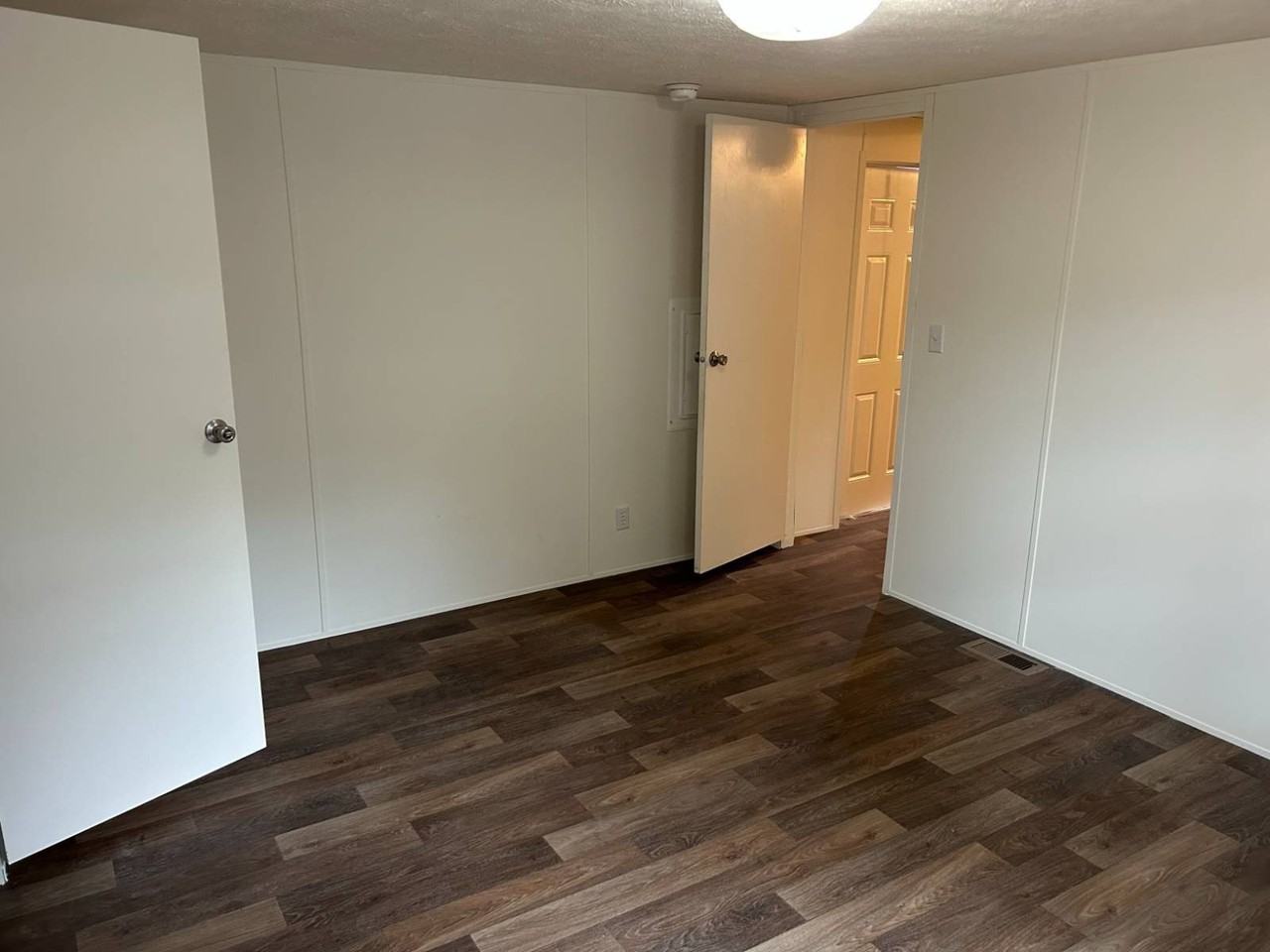 1048 Victoria St - Photo 7 of 11