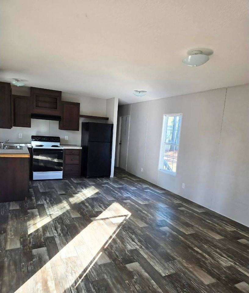 1706 Mary St - Photo 3 of 11