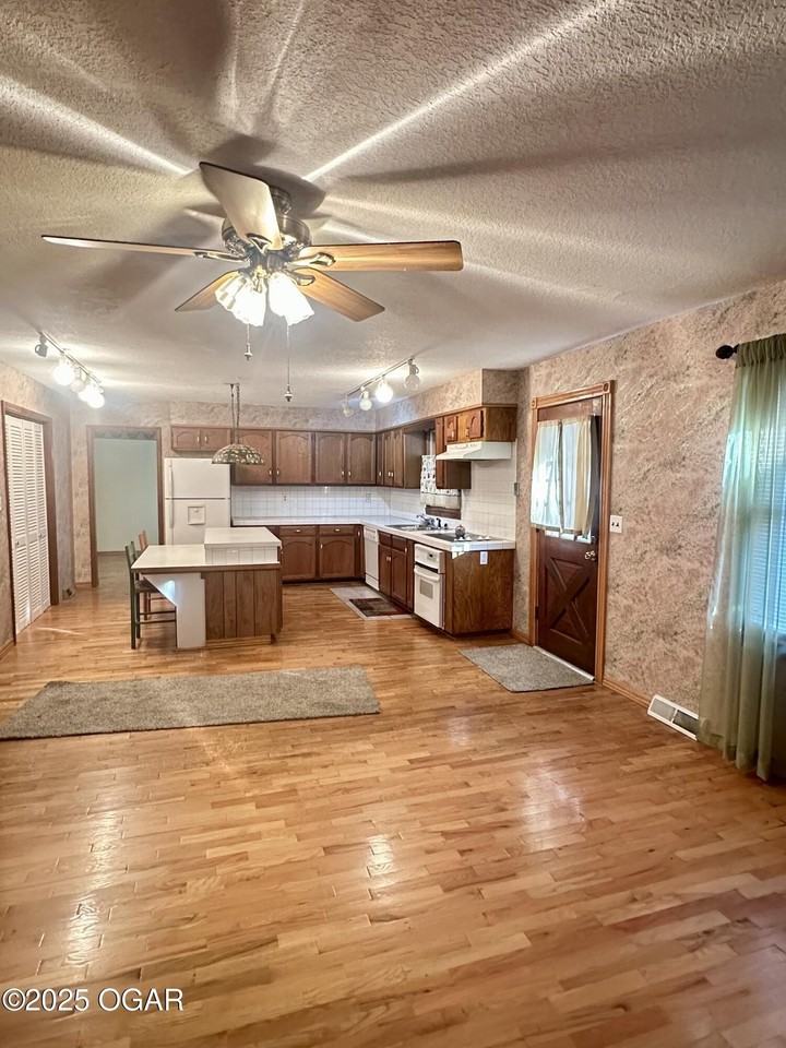 900 Durward Hall Dr - Photo 2 of 9