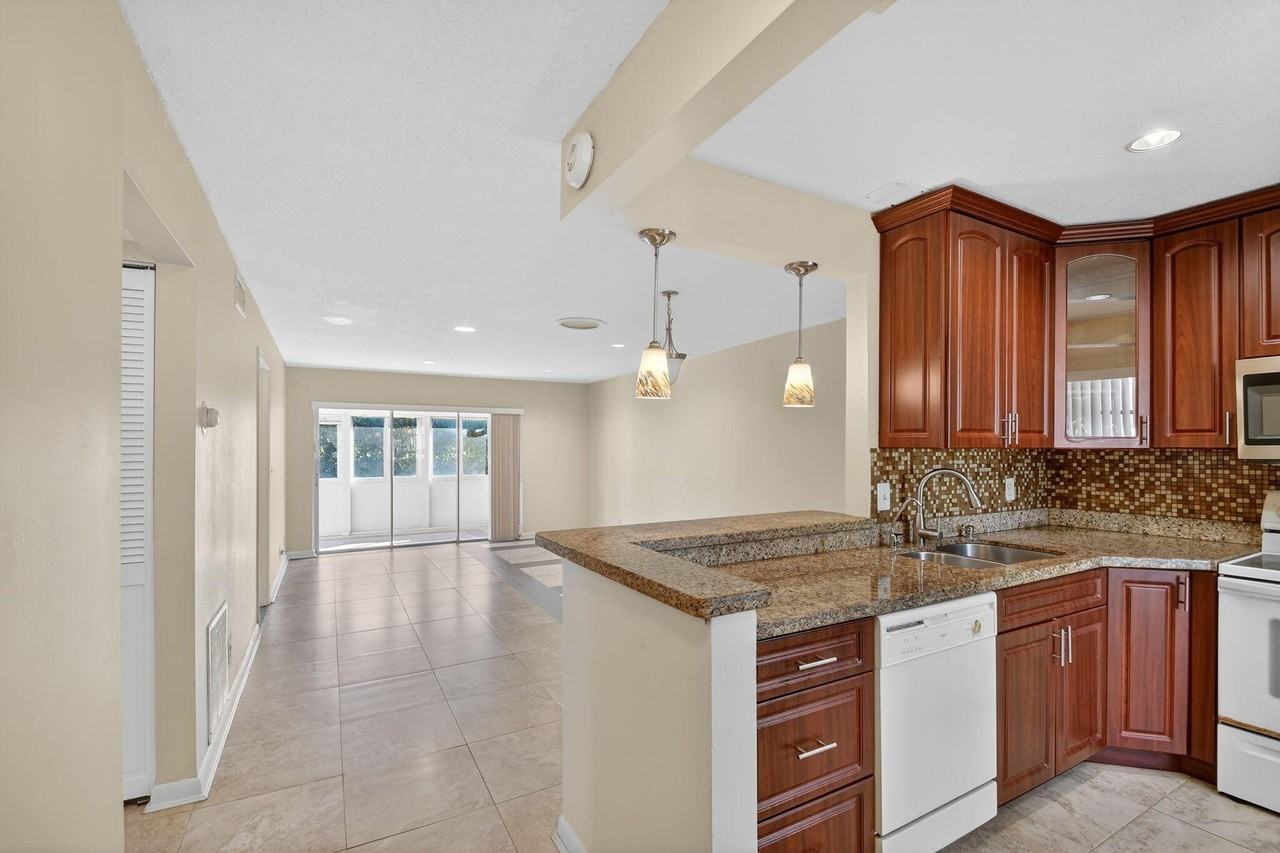 374 Bennington Ln #374 - Photo 3 of 15