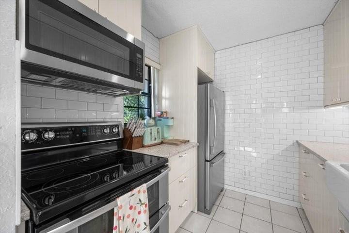 197 Se 1st Cir #15B - Photo 6 of 11