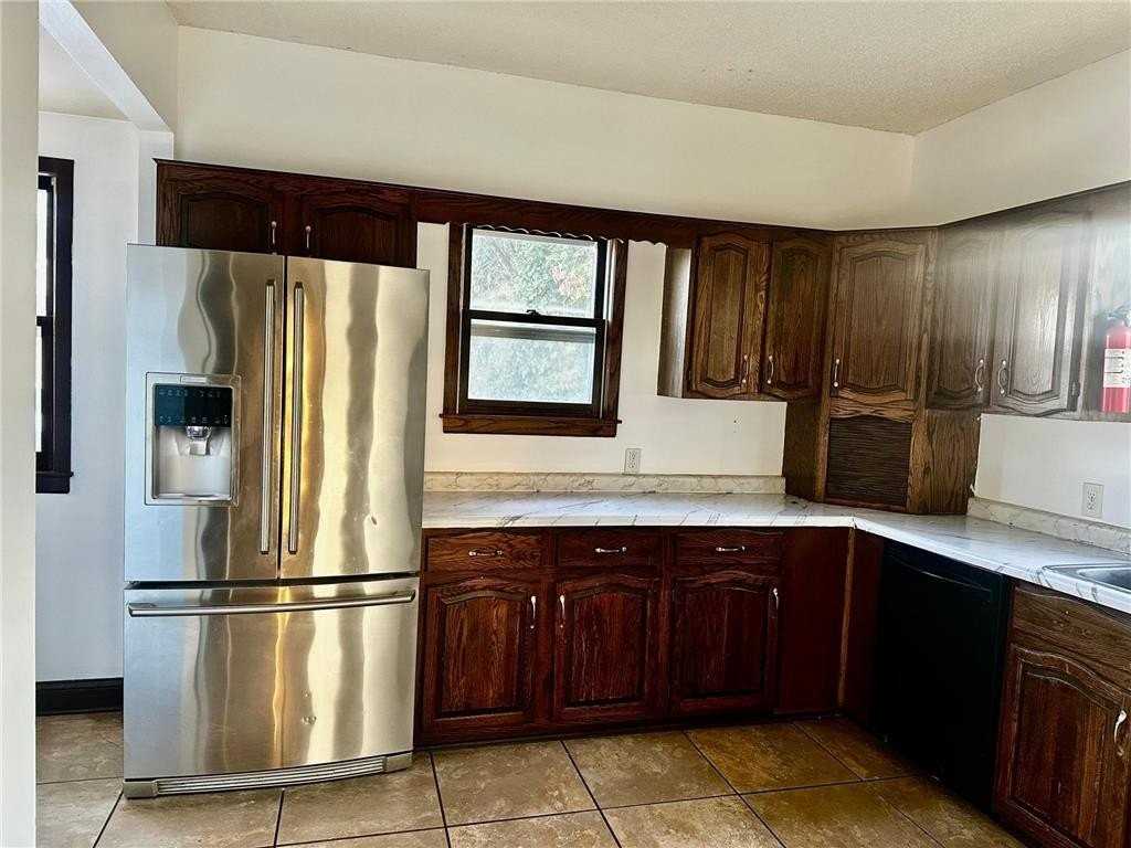 246 Sidney St E - Photo 6 of 14