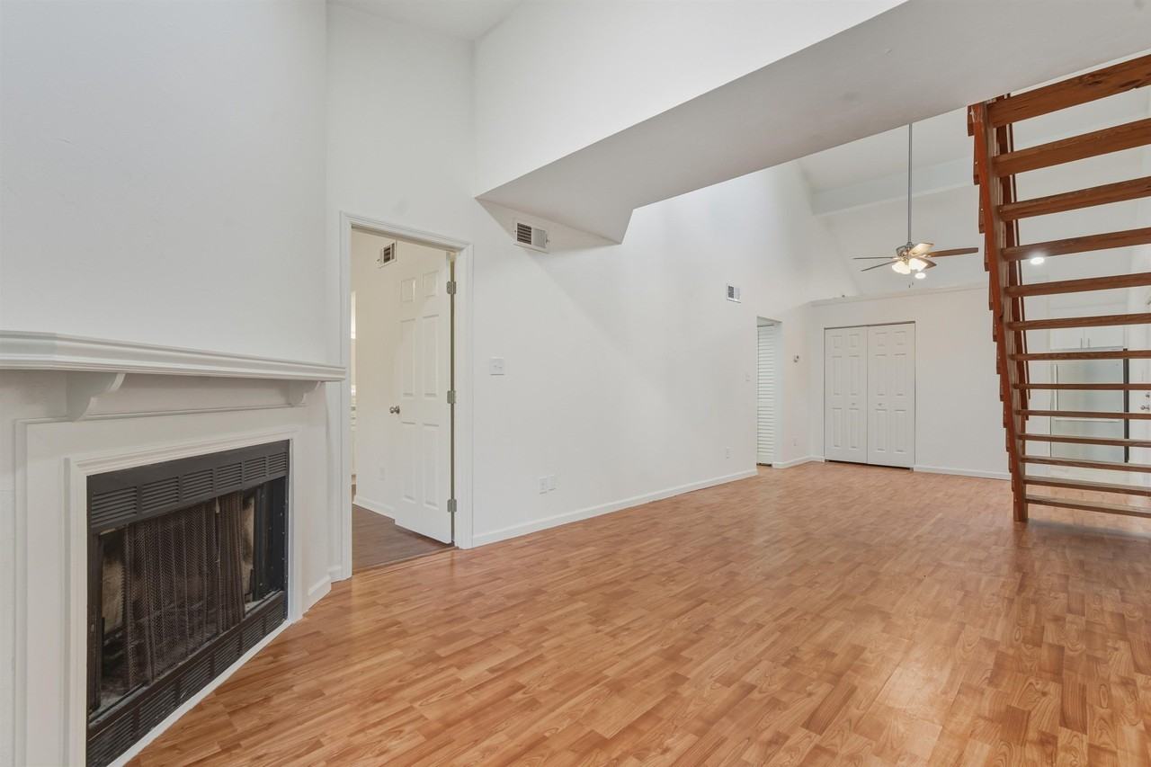 2900 Woodrich Dr Unit 201 #201 - Photo 2 of 25