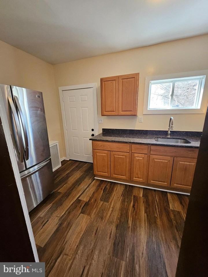 219 Woodlawn Ave - Photo 5 of 8