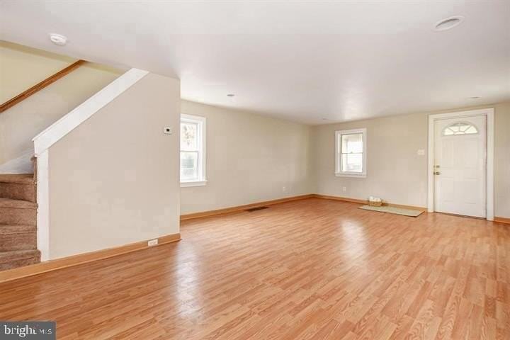 225 Brook St - Photo 4 of 15