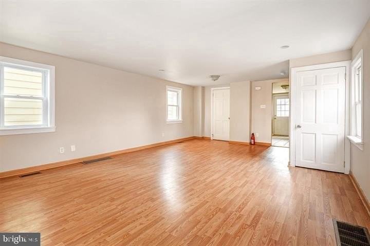 225 Brook St - Photo 5 of 15