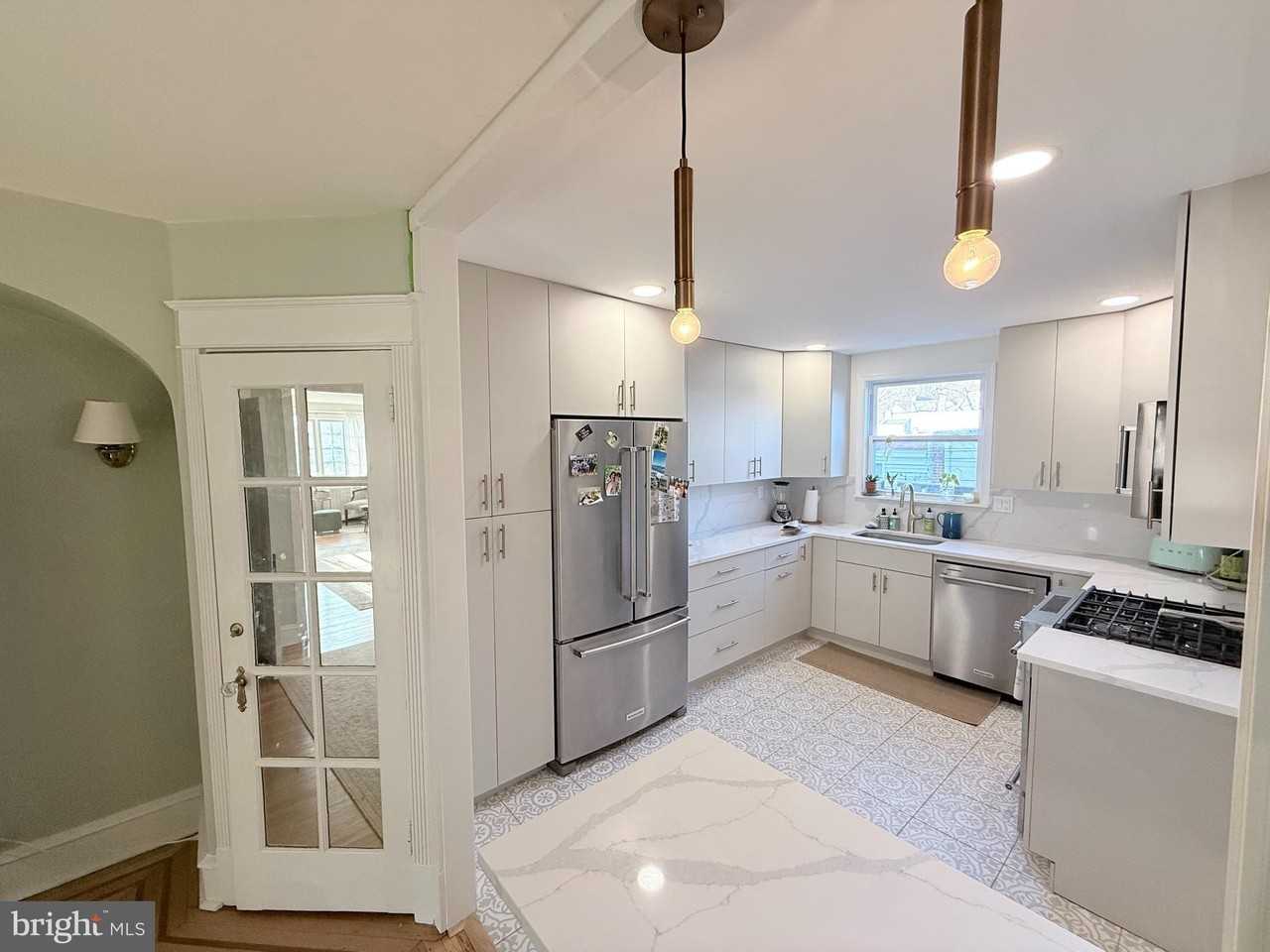 3463 W Queen Ln - Photo 5 of 17