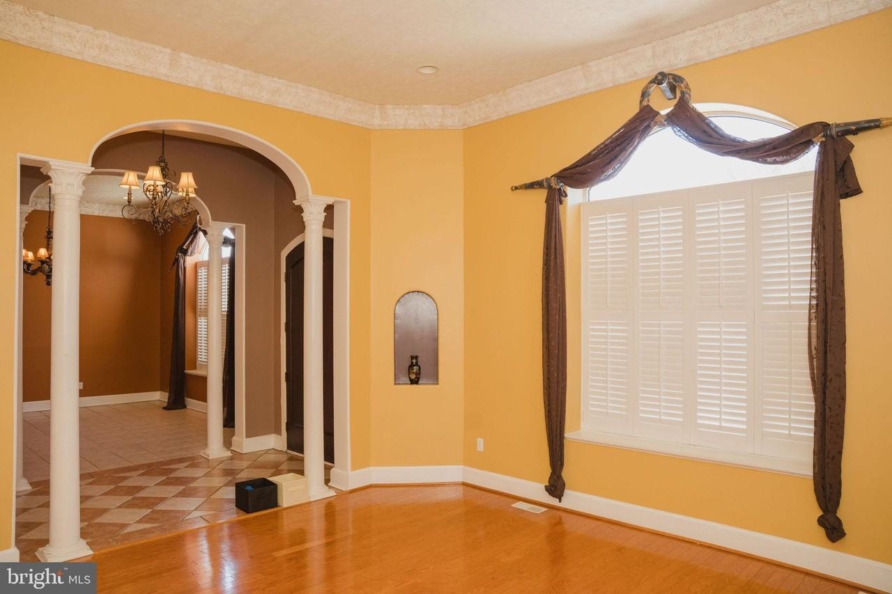 6902 Tower Of London Dr - Photo 7 of 50