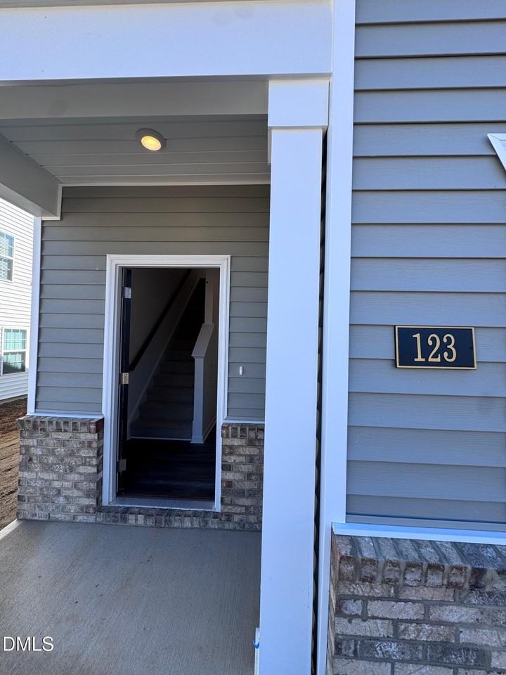 123 Starlight St - Photo 2 of 31