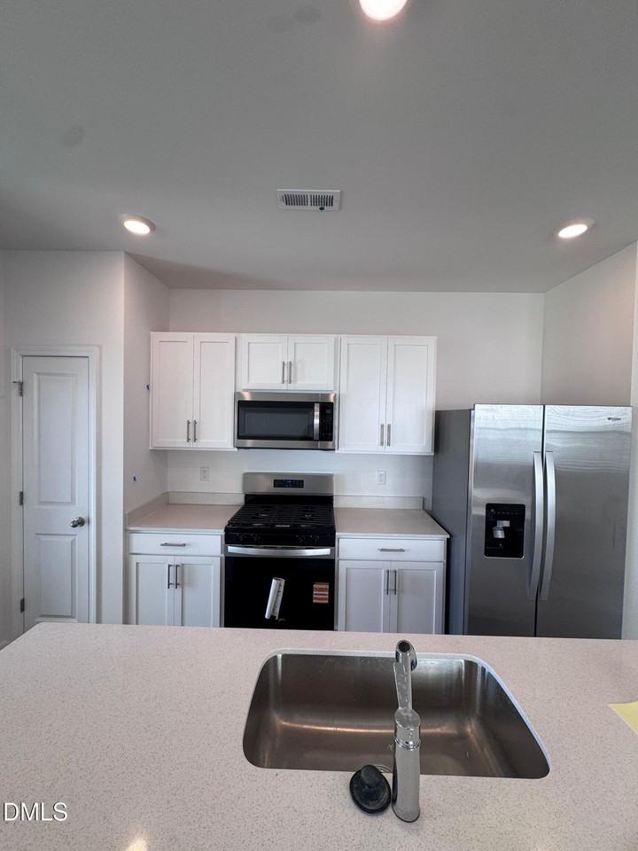 123 Starlight St - Photo 4 of 31