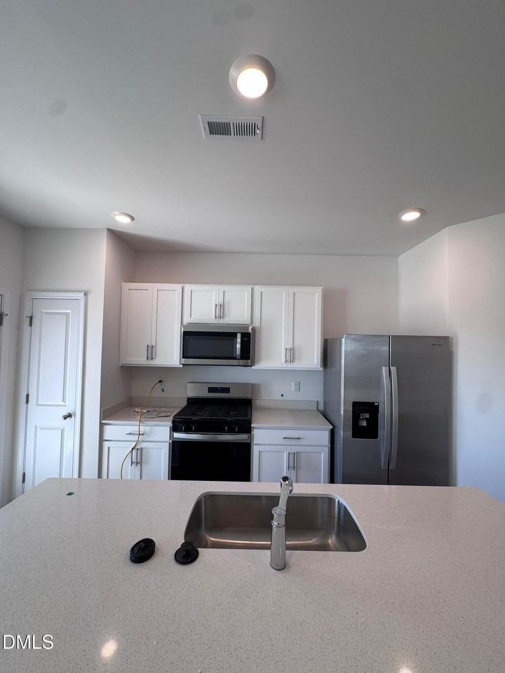 139 Starlight St - Photo 4 of 29