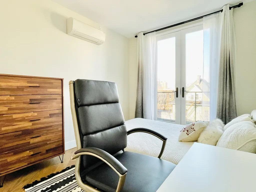 Private Bedroom in 4 Bedroom/2 Bathroom Home - Photo 2 of 11