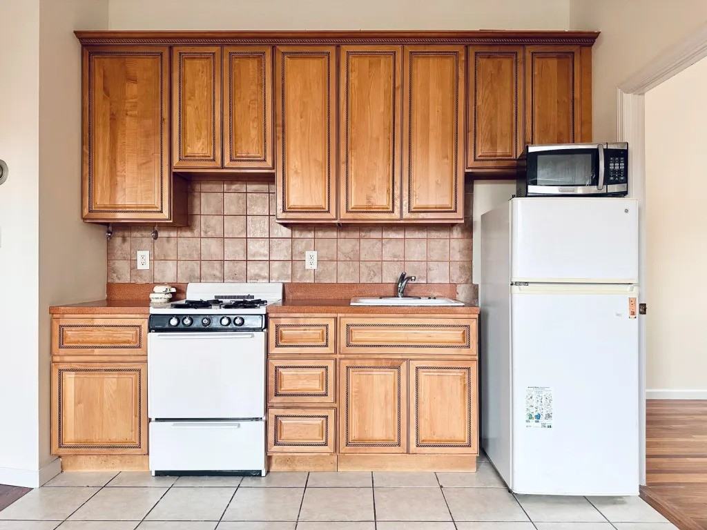 Private Bedroom in 4 Bedroom/1 Bathroom Home - Photo 5 of 7