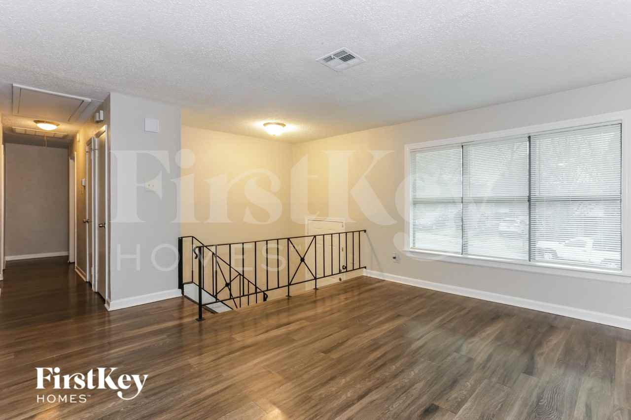 917 Montclair Dr - Photo 2 of 19