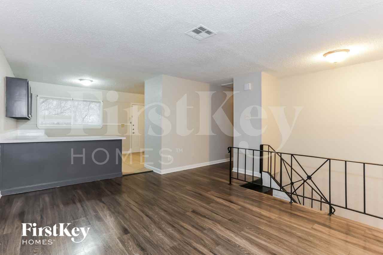 917 Montclair Dr - Photo 4 of 19