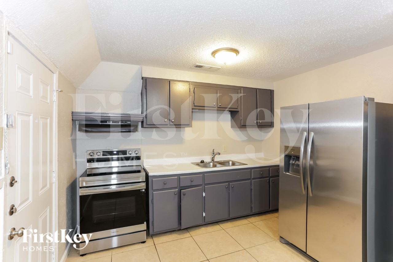 917 Montclair Dr - Photo 5 of 19