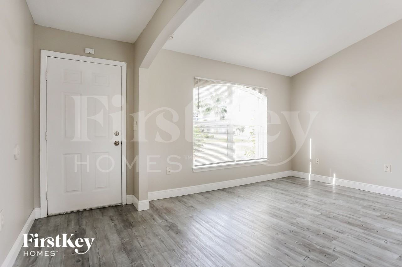 419 Sw Exmore Ave - Photo 3 of 16