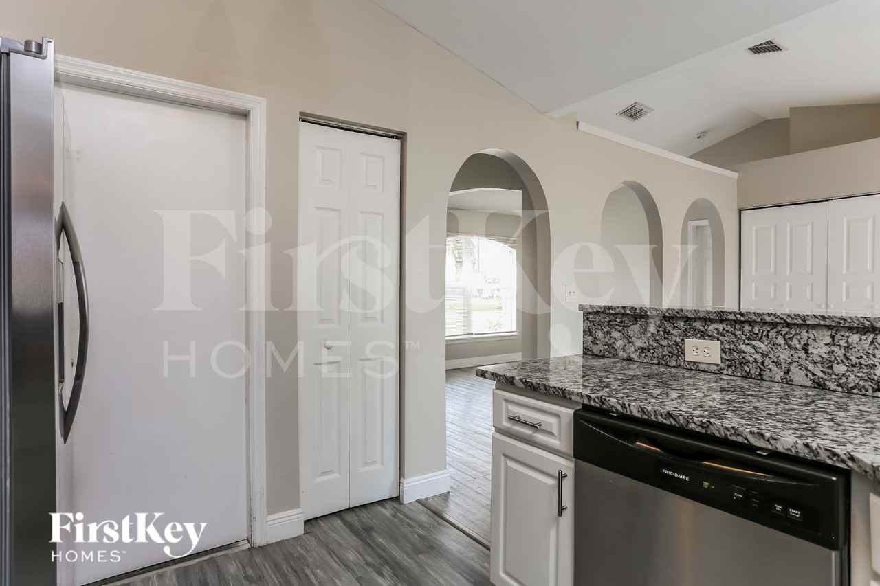 419 Sw Exmore Ave - Photo 6 of 16