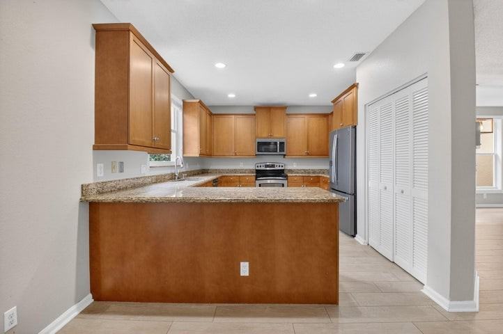 18196 Clear Brook Circle - Photo 4 of 9