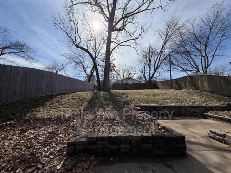 8652 White Ave - Photo 5 of 24