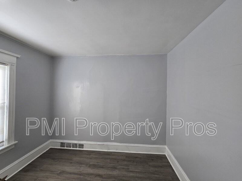 2620 W Locust St - Photo 5 of 5