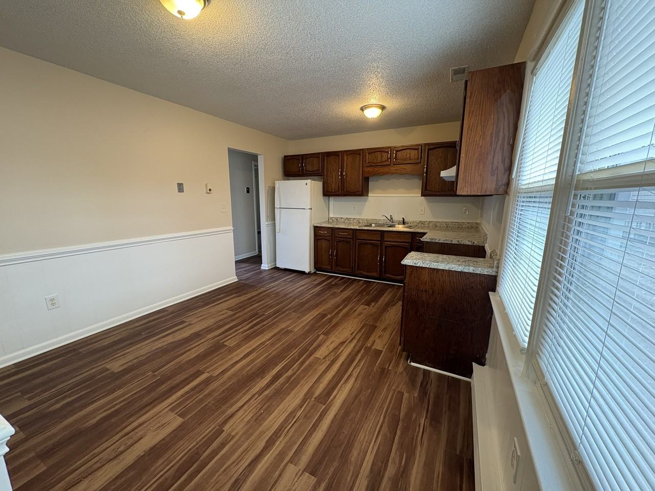 504 Juniper St - Photo 4 of 12