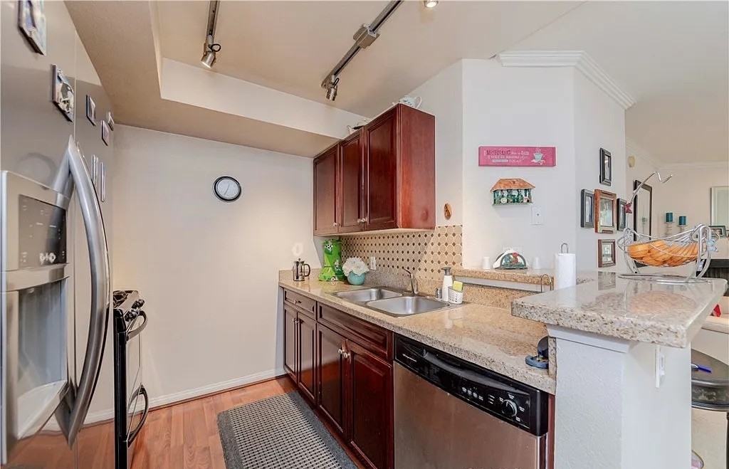 21450 Burbank Blvd - Photo 2 of 8