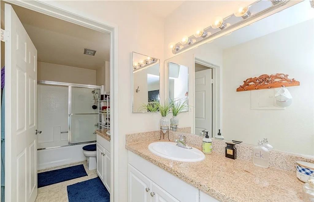 21450 Burbank Blvd - Photo 4 of 8