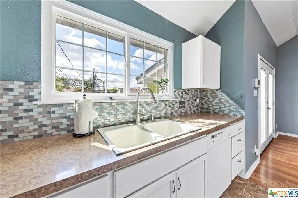 2406 Remington Dr - Photo 3 of 18