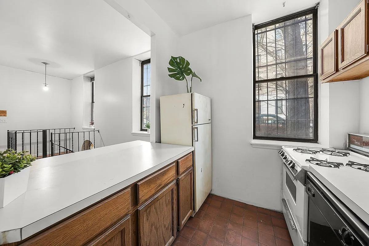 407 6Th Ave - Photo 2 of 7