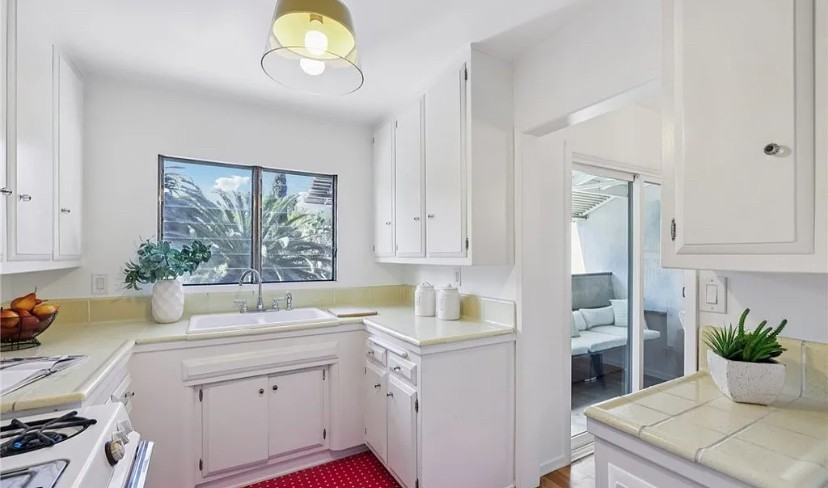 6400 Primrose Ave #4 - Photo 3 of 19