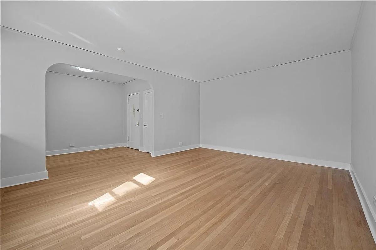 3810 Greystone Ave - Photo 4 of 8