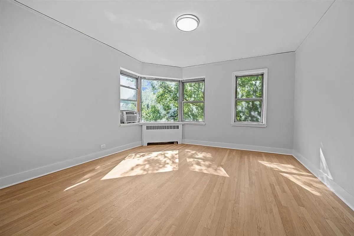 3810 Greystone Ave - Photo 6 of 8