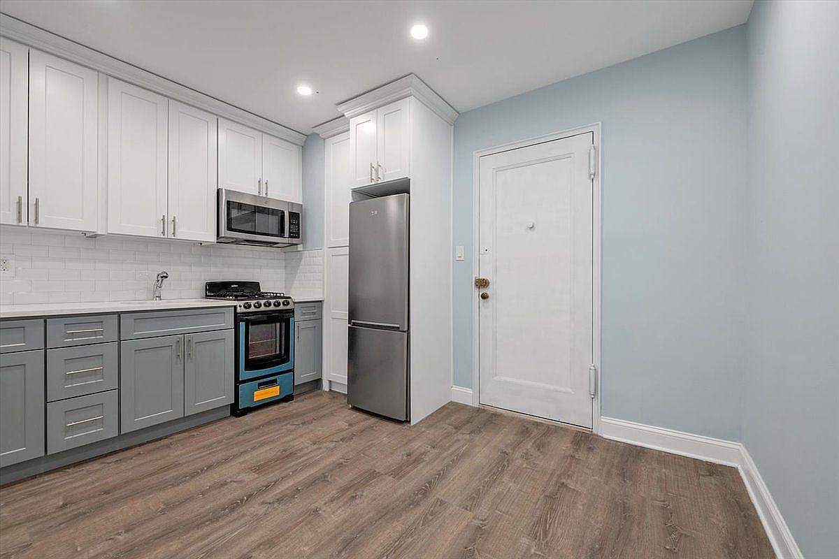 6389 Saunders St #4C - Photo 4 of 7