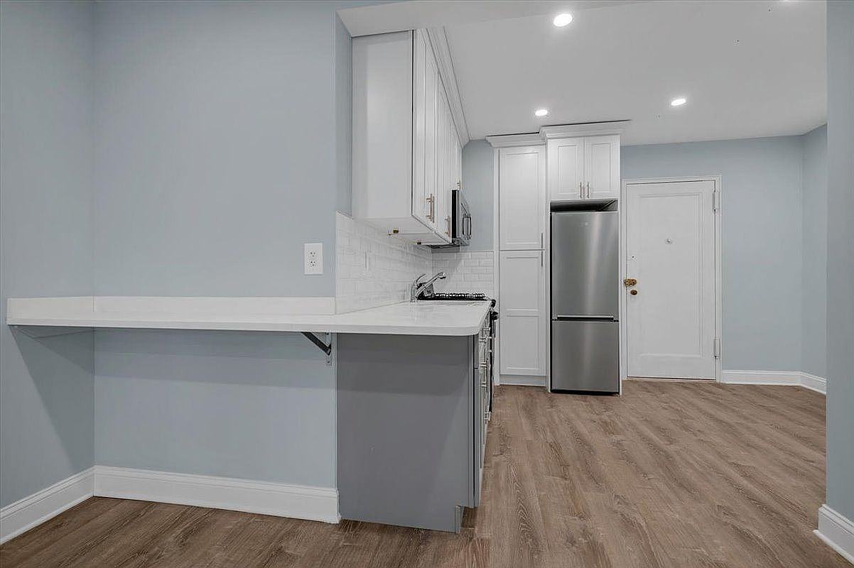 6389 Saunders St #4C - Photo 5 of 7