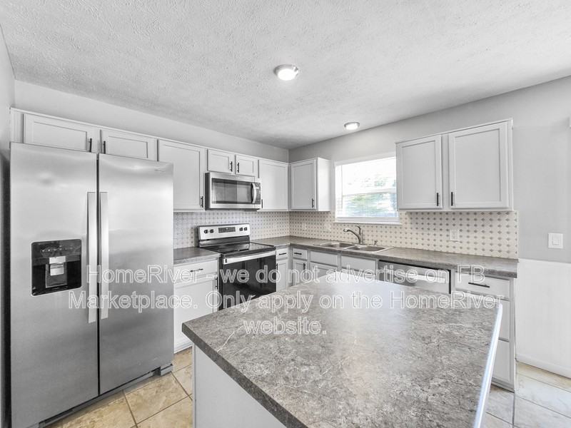 1381 Harrison Dr - Photo 4 of 21