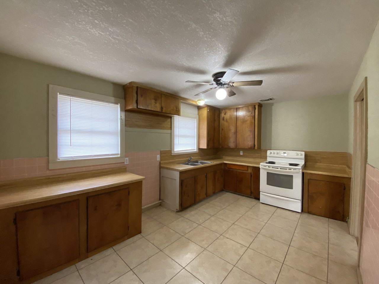 116 Tagert St - Photo 3 of 6