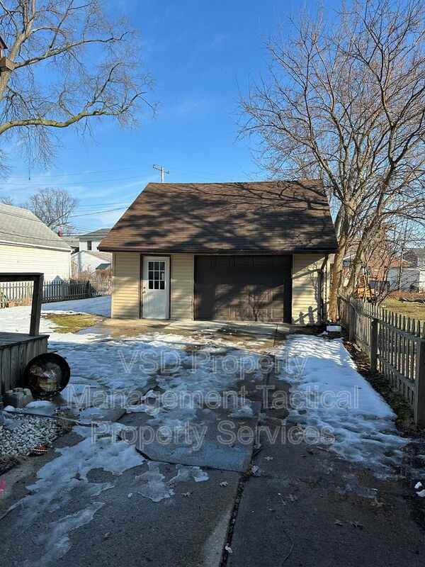 781 East Blvd - Photo 3 of 26