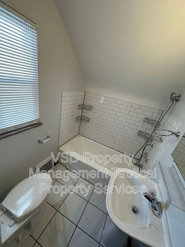 781 East Blvd - Photo 5 of 26