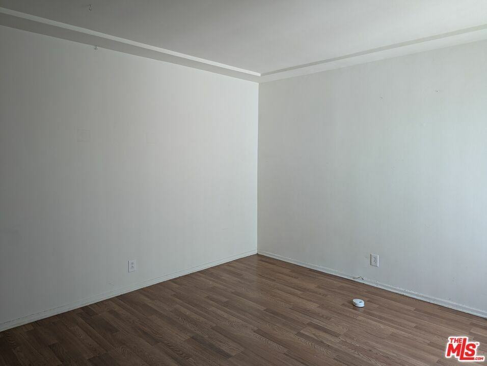 637 S Cloverdale Ave #4 - Photo 3 of 7