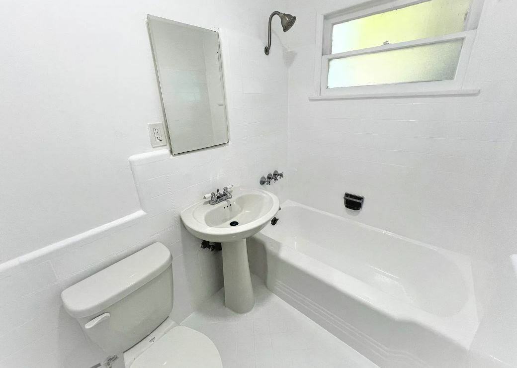 637 S Cloverdale Ave #4 - Photo 5 of 7