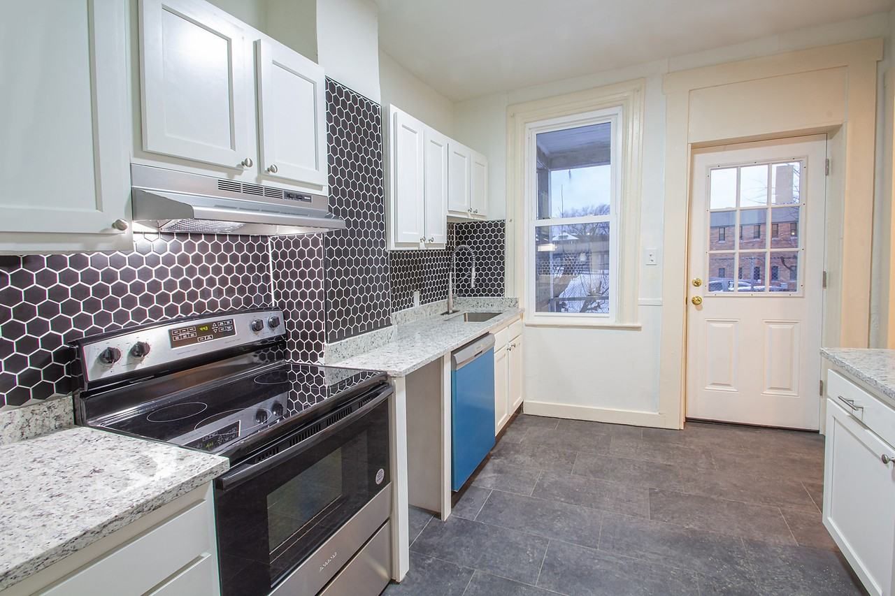 206 Center St - Photo 3 of 17