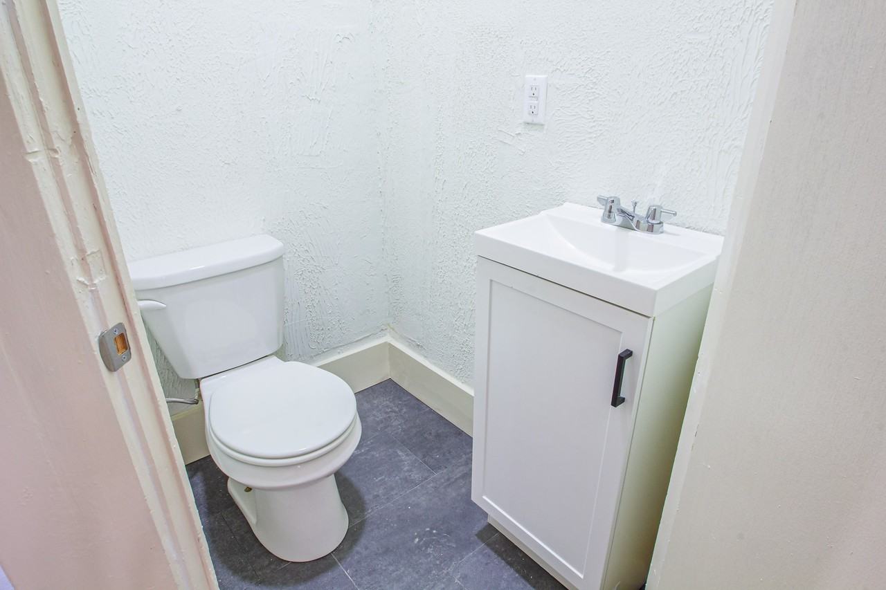 206 Center St - Photo 6 of 17