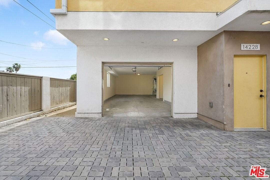 14228 Sylvan St - Photo 2 of 31