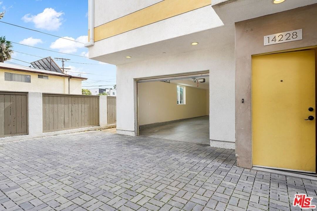 14228 Sylvan St - Photo 4 of 31