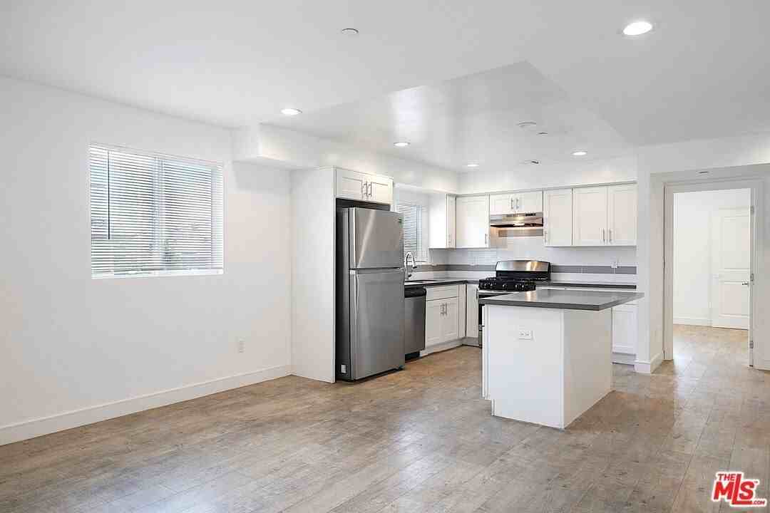 14228 Sylvan St - Photo 7 of 31