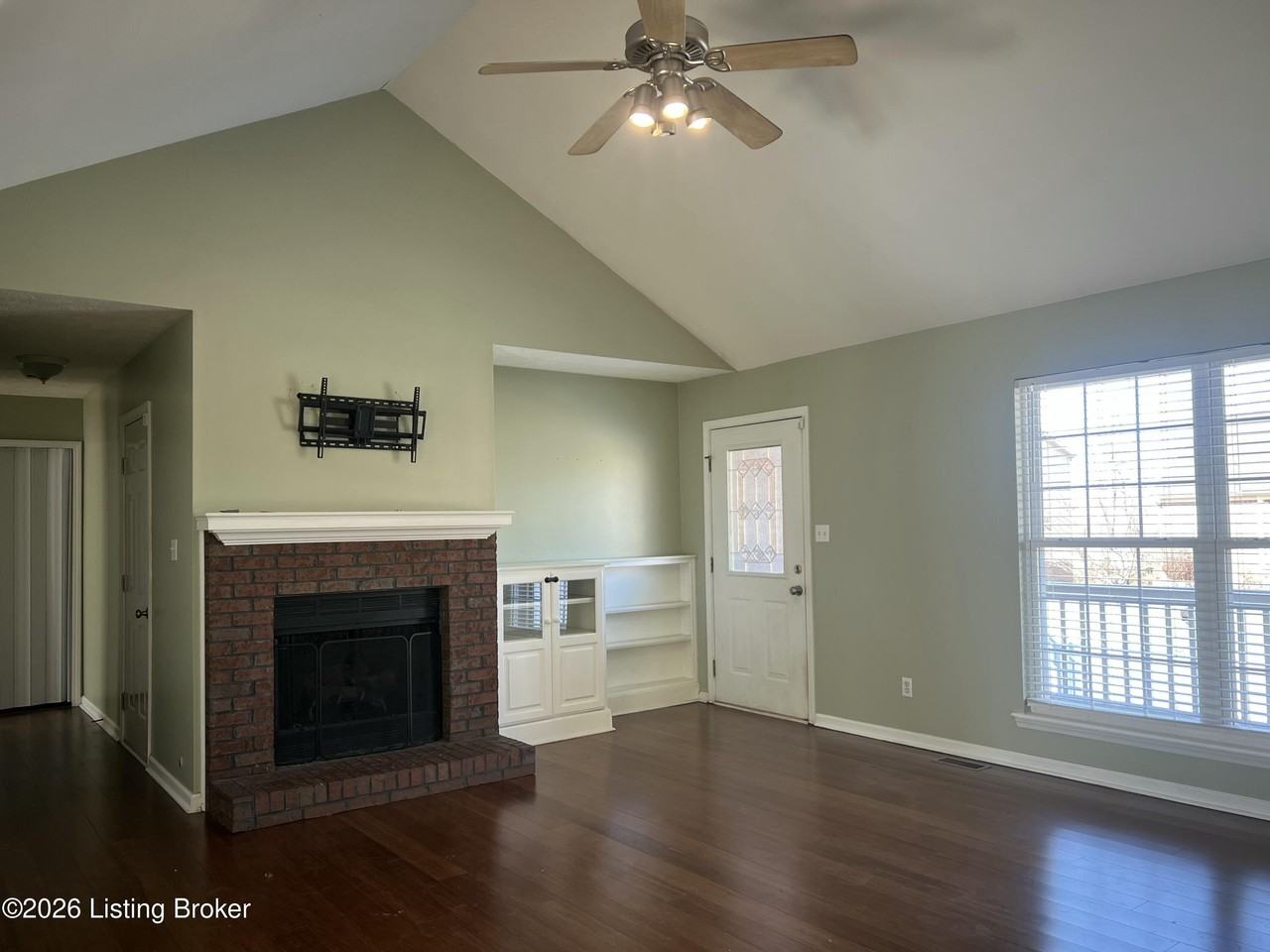 154 Woodfield Cir - Photo 2 of 14