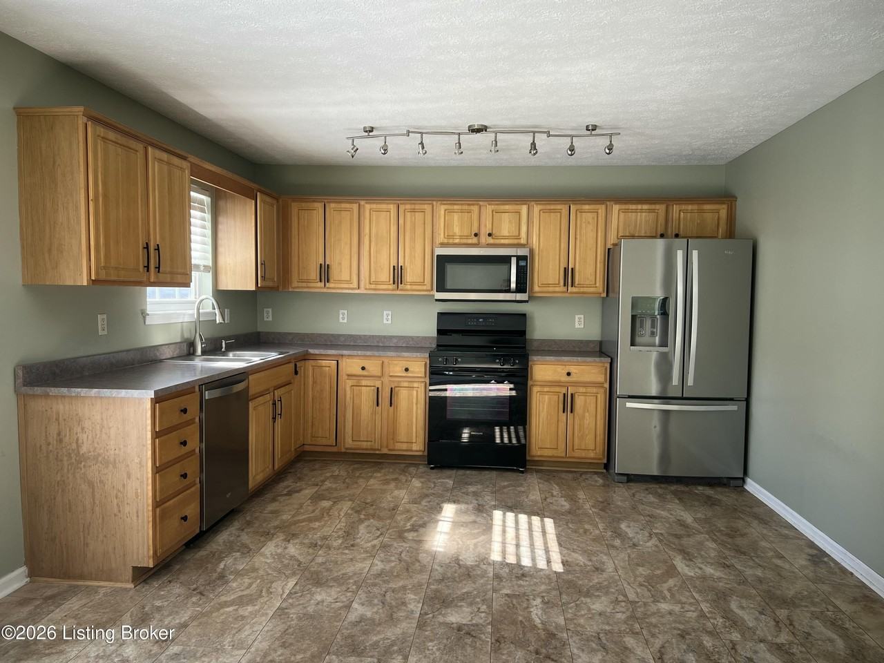 154 Woodfield Cir - Photo 3 of 14