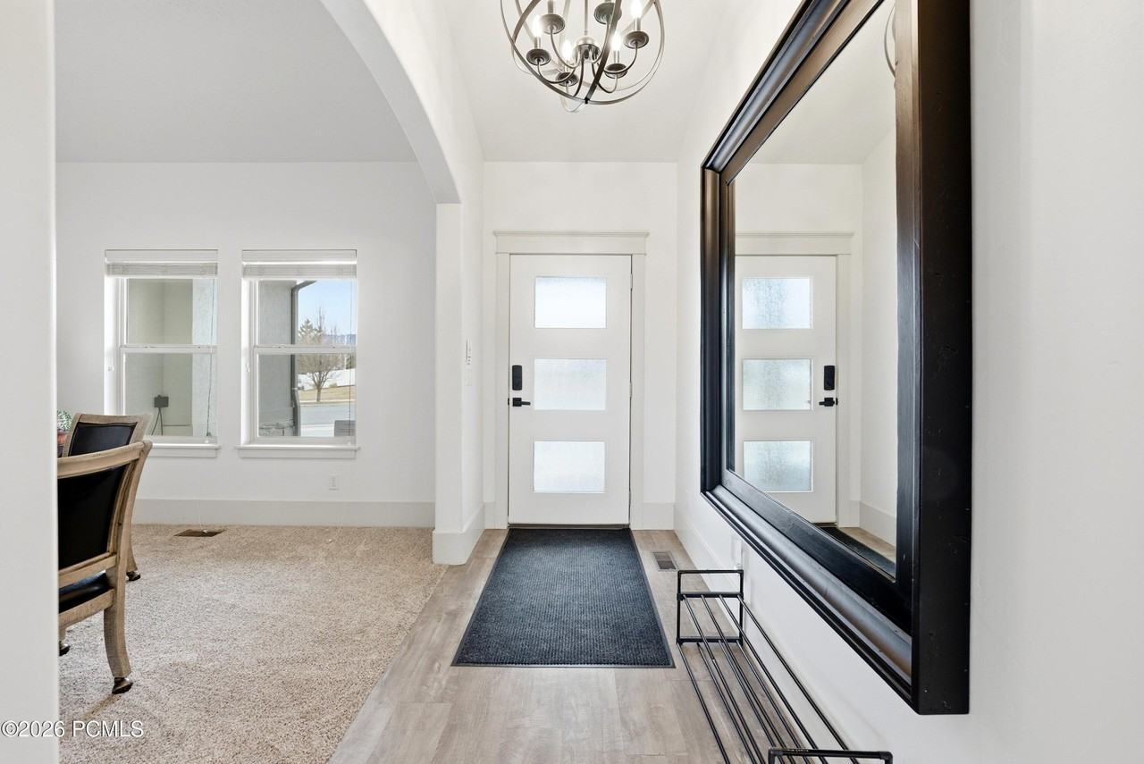 210 E Huckleberry Ln - Photo 4 of 50